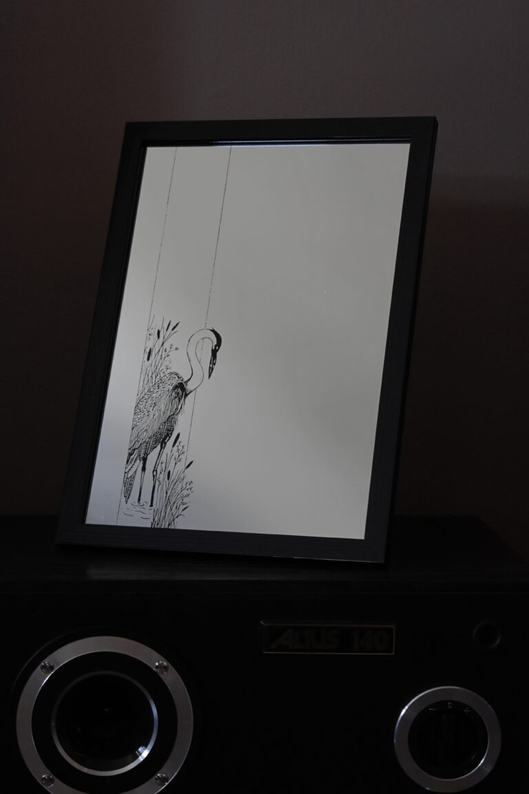 Lustro Dekoracyjne A4 w Czarnej Ramce z Grawerem Czapli wśród Trzcin – Unikalne Rękodzieło