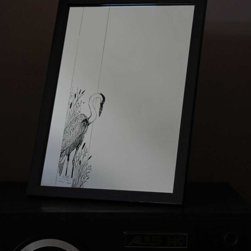 Lustro Dekoracyjne A4 w Czarnej Ramce z Grawerem Czapli wśród Trzcin – Unikalne Rękodzieło