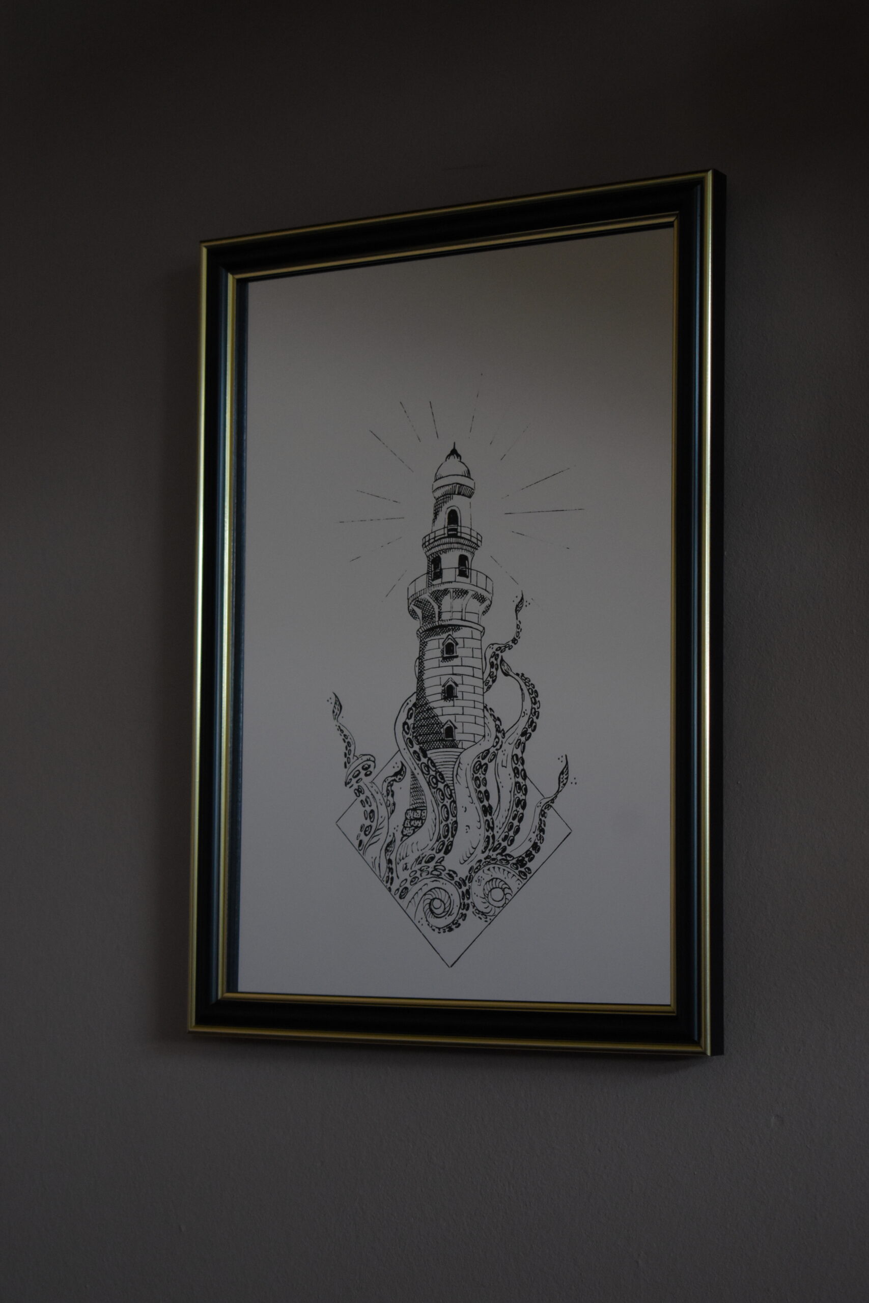 Lustro Dekoracyjne A4 w Czarnej Ramce z Grawerem Latarni Morskiej i Mackami Krakena – Unikalne Rękodzieło