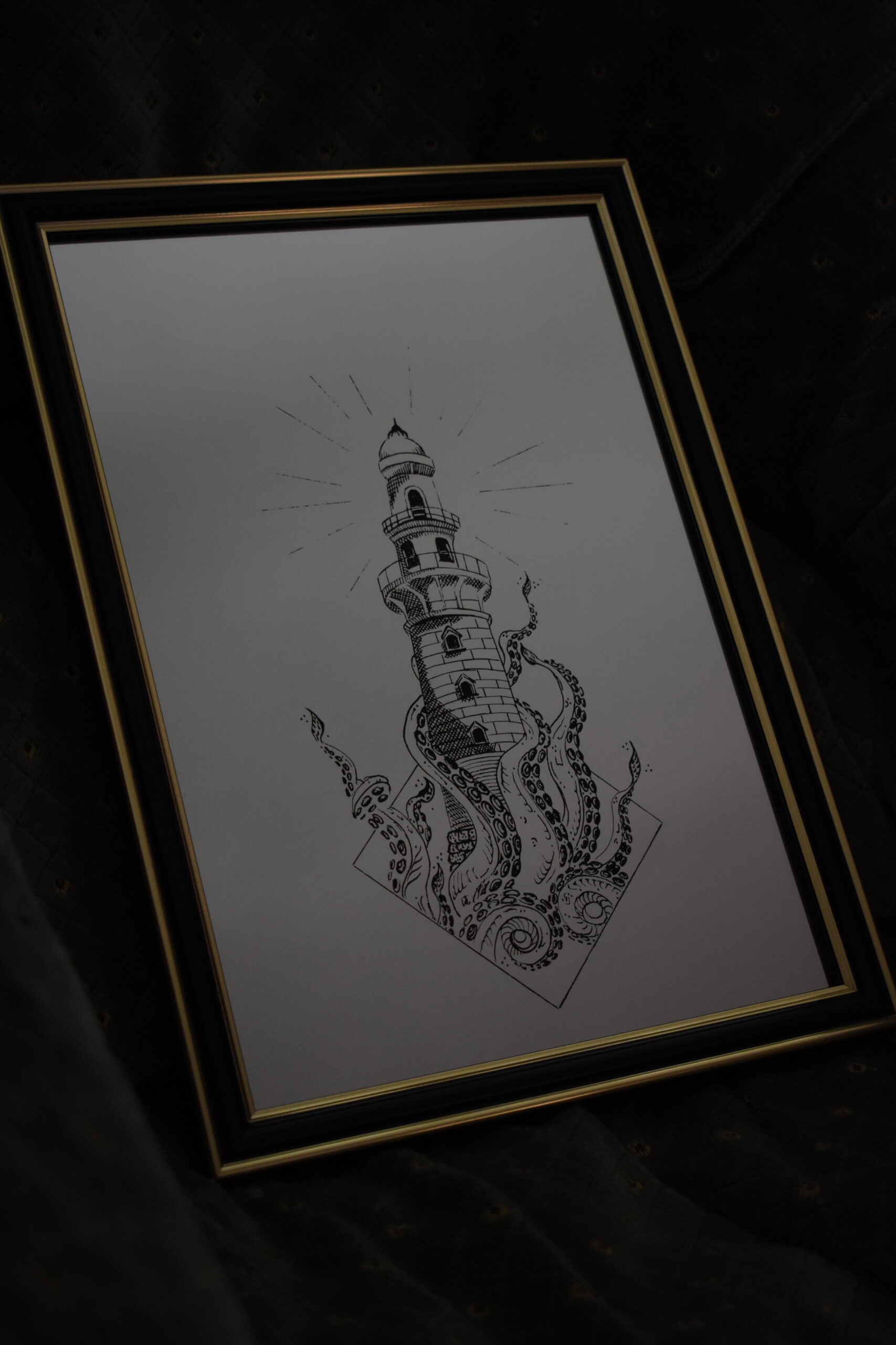 Lustro Dekoracyjne A4 w Czarnej Ramce z Grawerem Latarni Morskiej i Mackami Krakena – Unikalne Rękodzieło