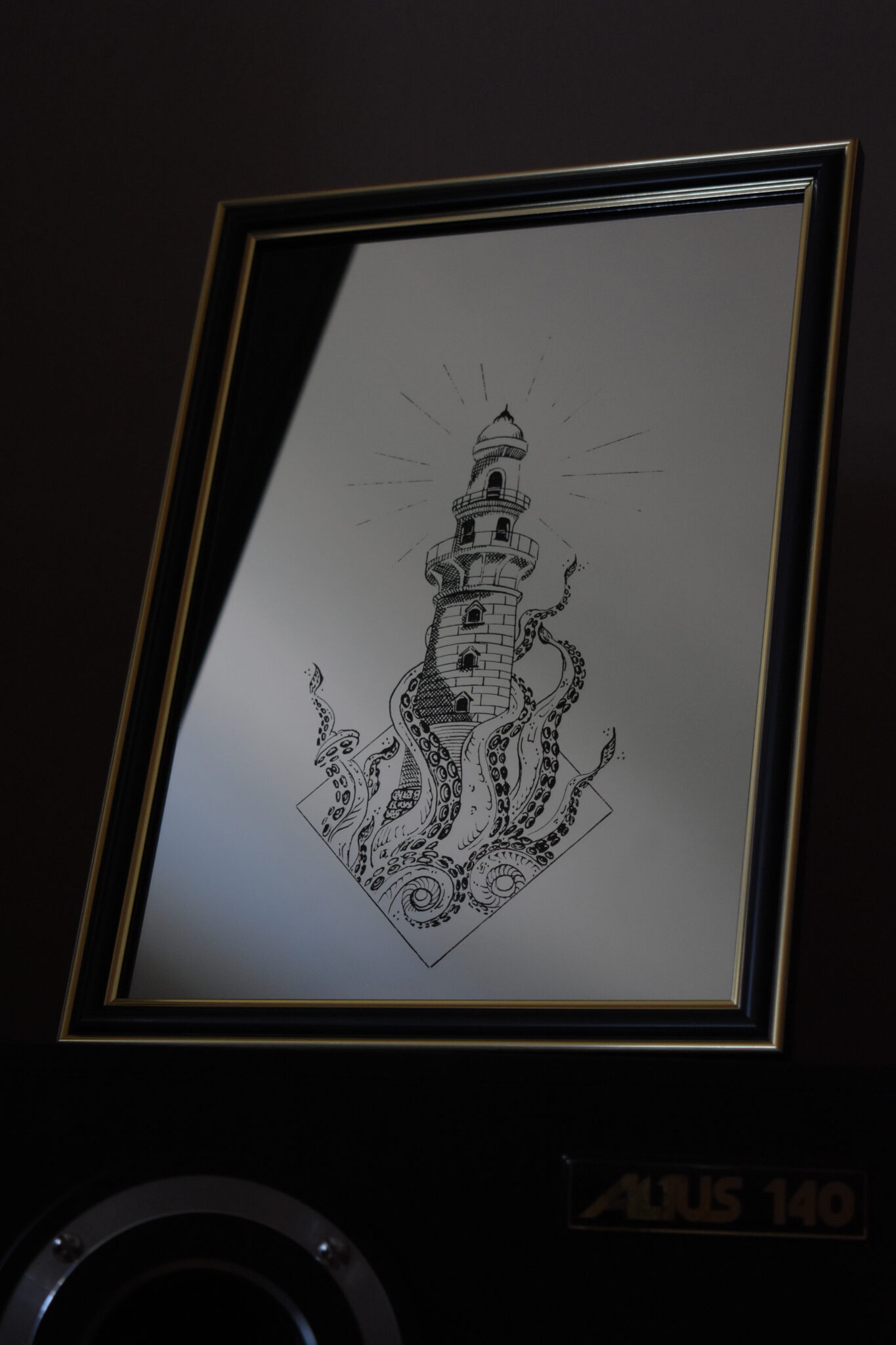 Lustro Dekoracyjne A4 w Czarnej Ramce z Grawerem Latarni Morskiej i Mackami Krakena – Unikalne Rękodzieło