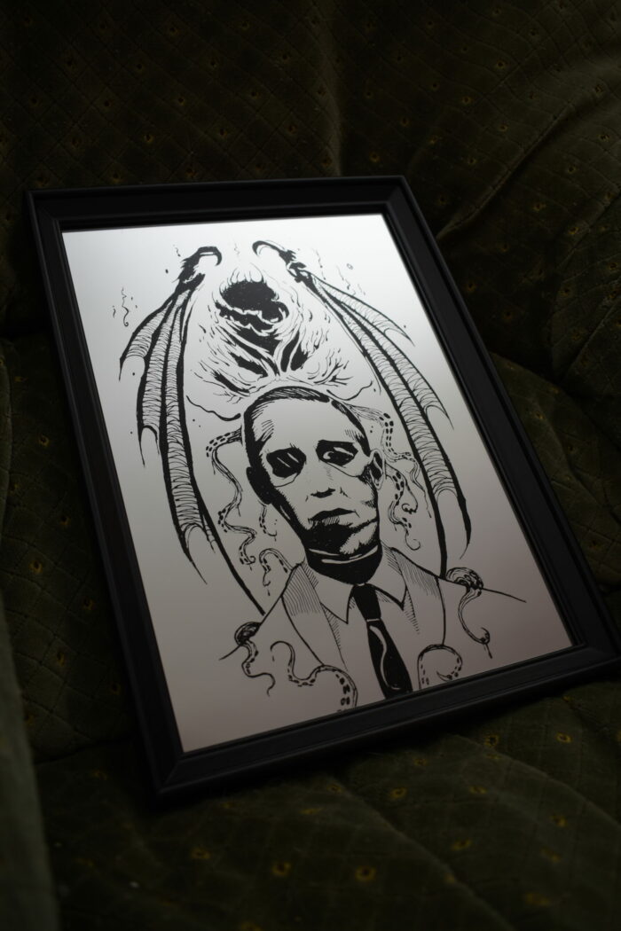 Lustro Dekoracyjne A4 w Czarnej Ramce z Grawerem Portretu Lovecrafta i Cthulhu
