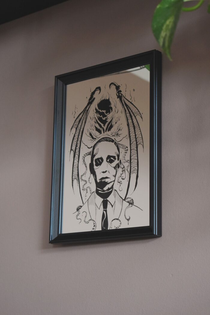 Lustro Dekoracyjne A4 w Czarnej Ramce z Grawerem Portretu Lovecrafta i Cthulhu