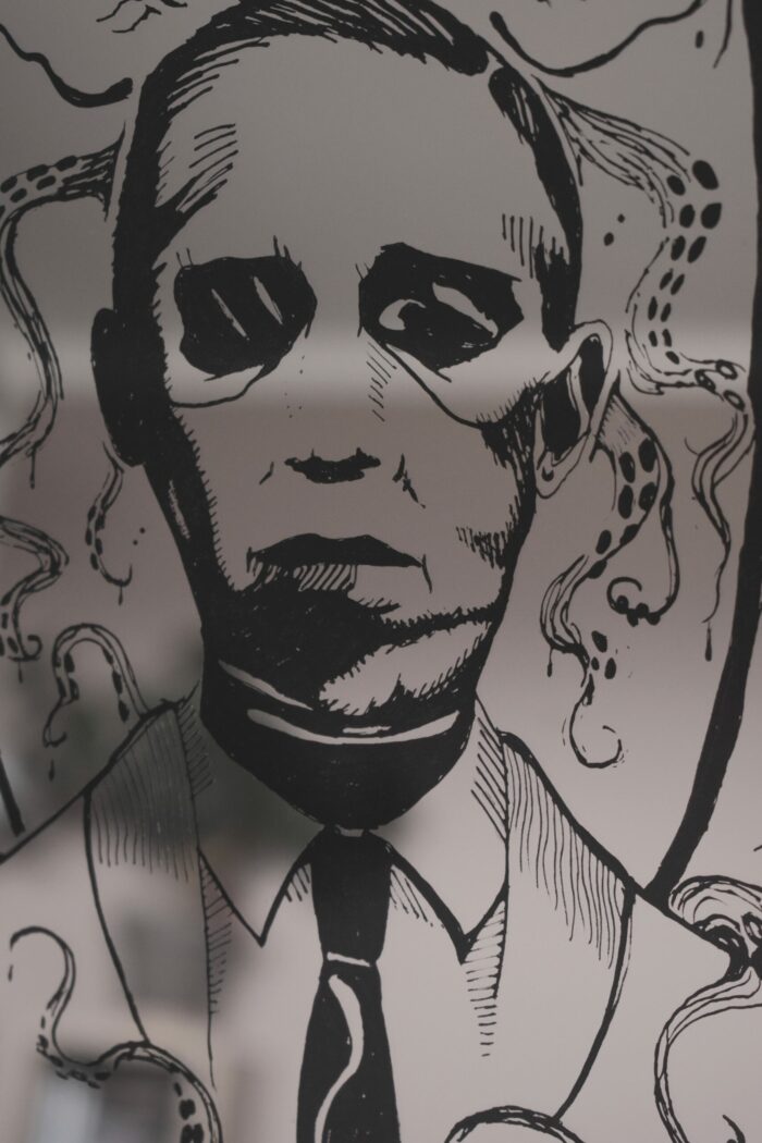 Lustro Dekoracyjne A4 w Czarnej Ramce z Grawerem Portretu Lovecrafta i Cthulhu