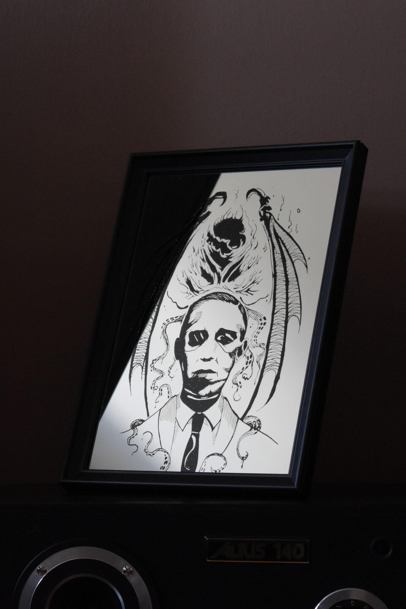 Lustro Dekoracyjne A4 w Czarnej Ramce z Grawerem Portretu Lovecrafta i Cthulhu
