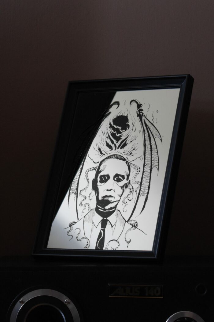 Lustro Dekoracyjne A4 w Czarnej Ramce z Grawerem Portretu Lovecrafta i Cthulhu