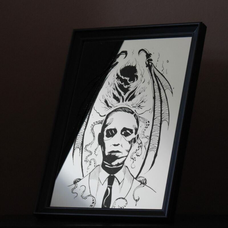 Lustro Dekoracyjne A4 w Czarnej Ramce z Grawerem Portretu Lovecrafta i Cthulhu