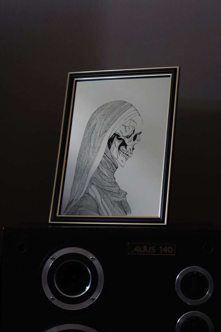 Lustro Dekoracyjne A4 w Czarno-złotej Ramce z Grawerem Zakapturzonej Postaci z Czaszką – Unikalne Rękodzieło