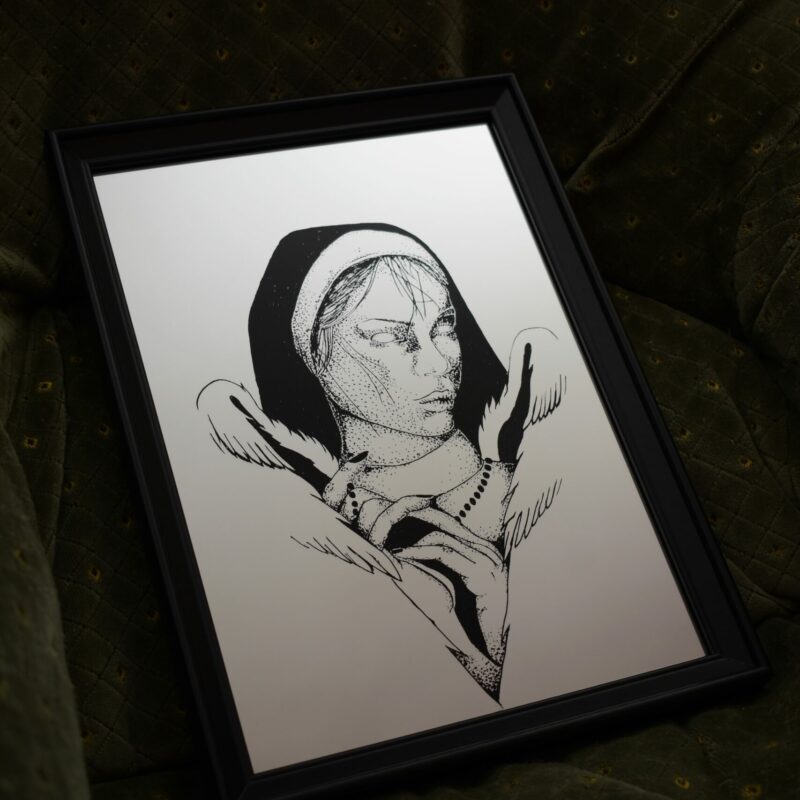 Lustro Dekoracyjne w czarnej ramce z grawerem zakonnicy