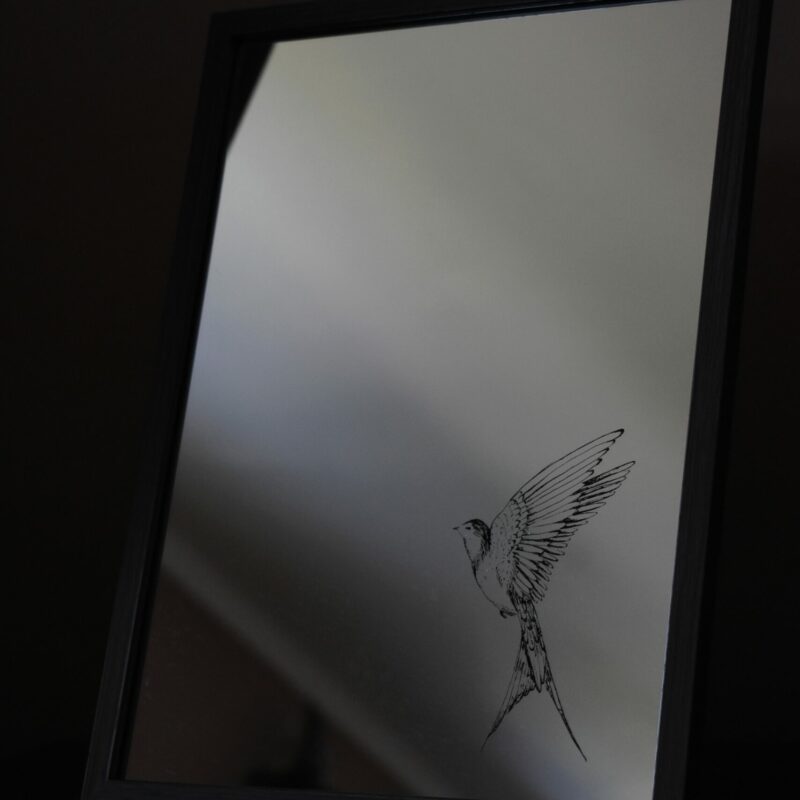 Lustro Dekoracyjne A4 w Czarnej Ramce z Grawerem Małej Jaskółki – Delikatne Rękodzieło