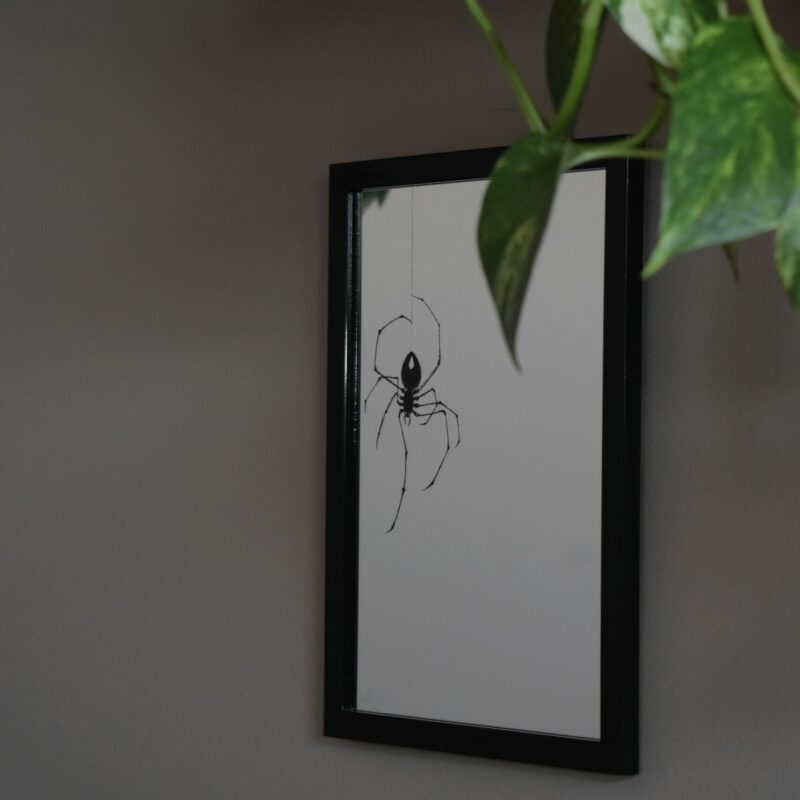 Lustro Dekoracyjne A4 w Czarnej Ramce z Grawerem Pająka na Pajęczynie – Unikalne Rękodzieło