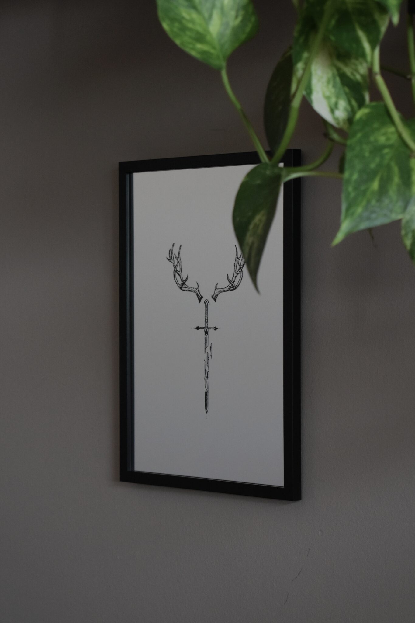 Lustro Dekoracyjne A4 w Czarnej Ramce z Grawerem Pękniętego Miecza i Rogów Jelenia – Unikalne Rękodzieło