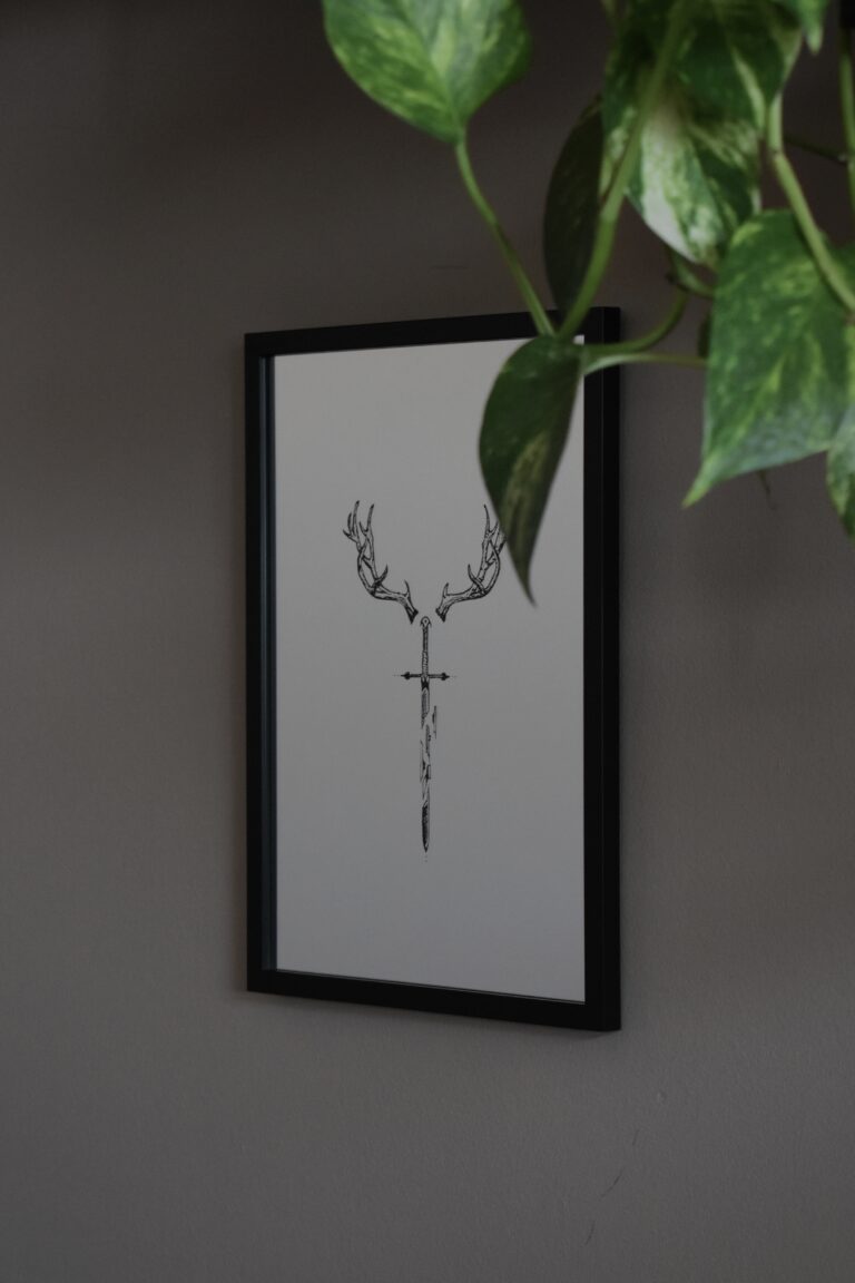 Lustro Dekoracyjne A4 w Czarnej Ramce z Grawerem Pękniętego Miecza i Rogów Jelenia – Unikalne Rękodzieło