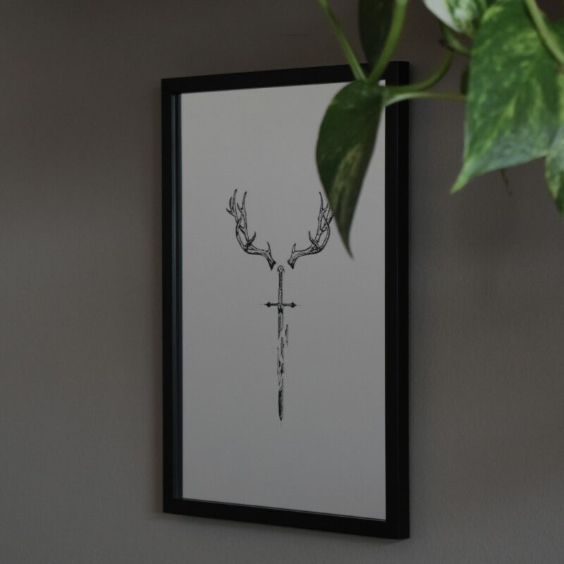 Lustro Dekoracyjne A4 w Czarnej Ramce z Grawerem Pękniętego Miecza i Rogów Jelenia – Unikalne Rękodzieło