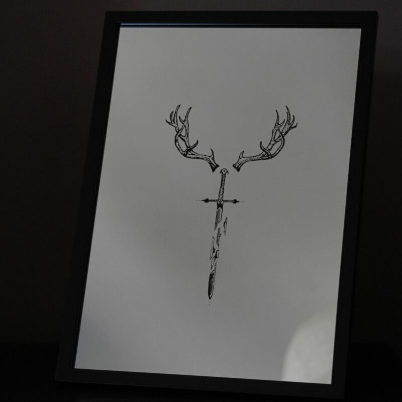 Lustro Dekoracyjne A4 w Czarnej Ramce z Grawerem Pękniętego Miecza i Rogów Jelenia – Unikalne Rękodzieło