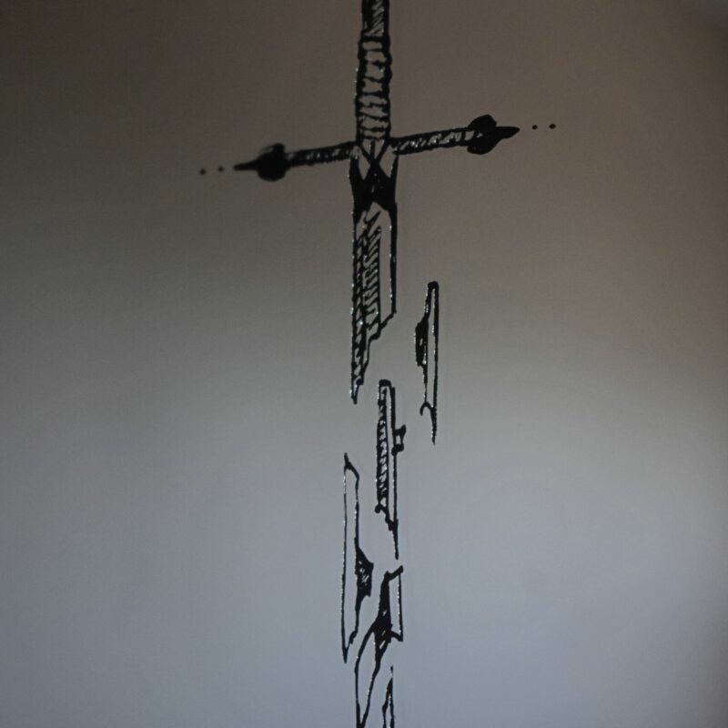 Lustro Dekoracyjne A4 w Czarnej Ramce z Grawerem Pękniętego Miecza i Rogów Jelenia – Unikalne Rękodzieło