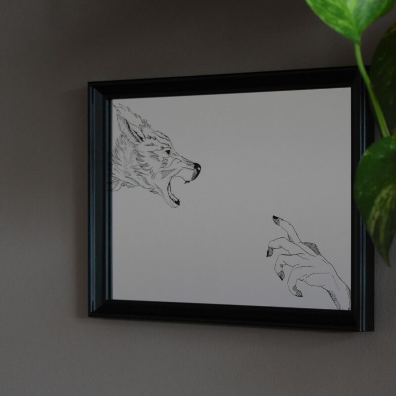ustro Dekoracyjne A4 w Czarnej Ramce z Grawerem Dłoni i Wilka