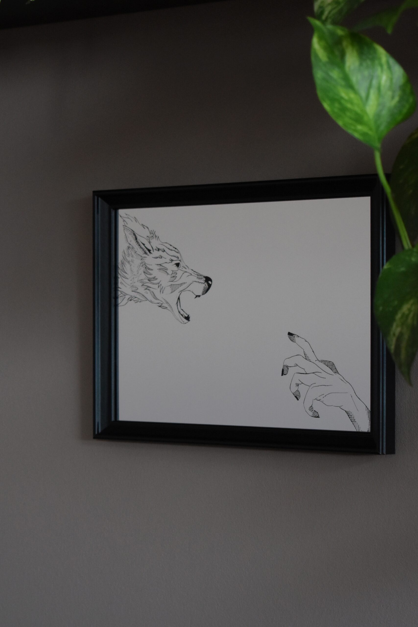 ustro Dekoracyjne A4 w Czarnej Ramce z Grawerem Dłoni i Wilka