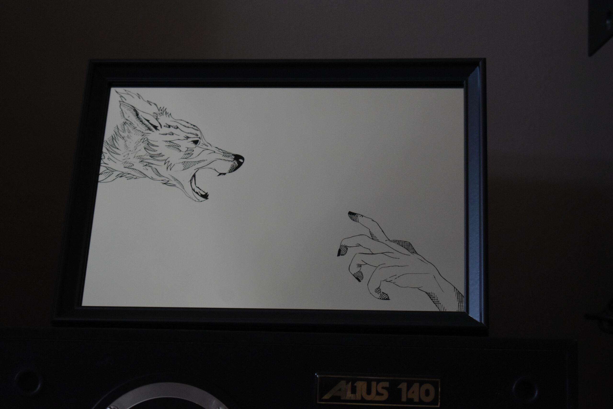 Lustro Dekoracyjne A4 w Czarnej Ramce z Grawerem Dłoni i Wilka