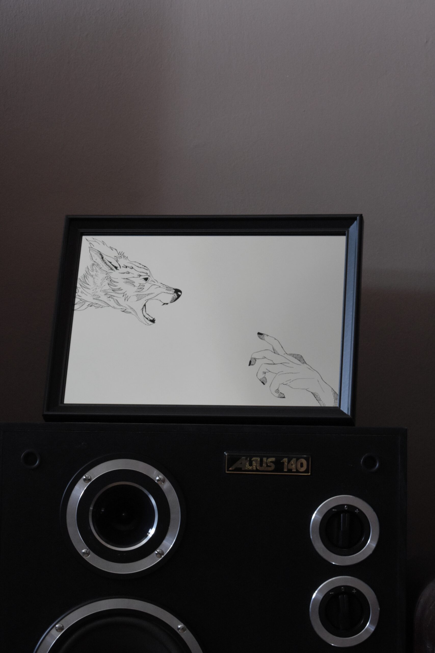 Lustro Dekoracyjne A4 w Czarnej Ramce z Grawerem Dłoni i Wilka