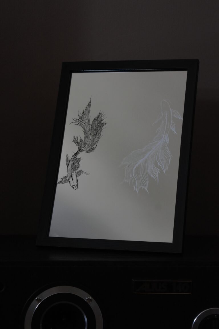 Lustro Dekoracyjne A4 w Czarnej Ramce z Grawerem Yin Yang Ryb – Efekt 3D