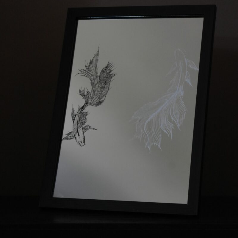 Lustro Dekoracyjne A4 w Czarnej Ramce z Grawerem Yin Yang Ryb – Efekt 3D