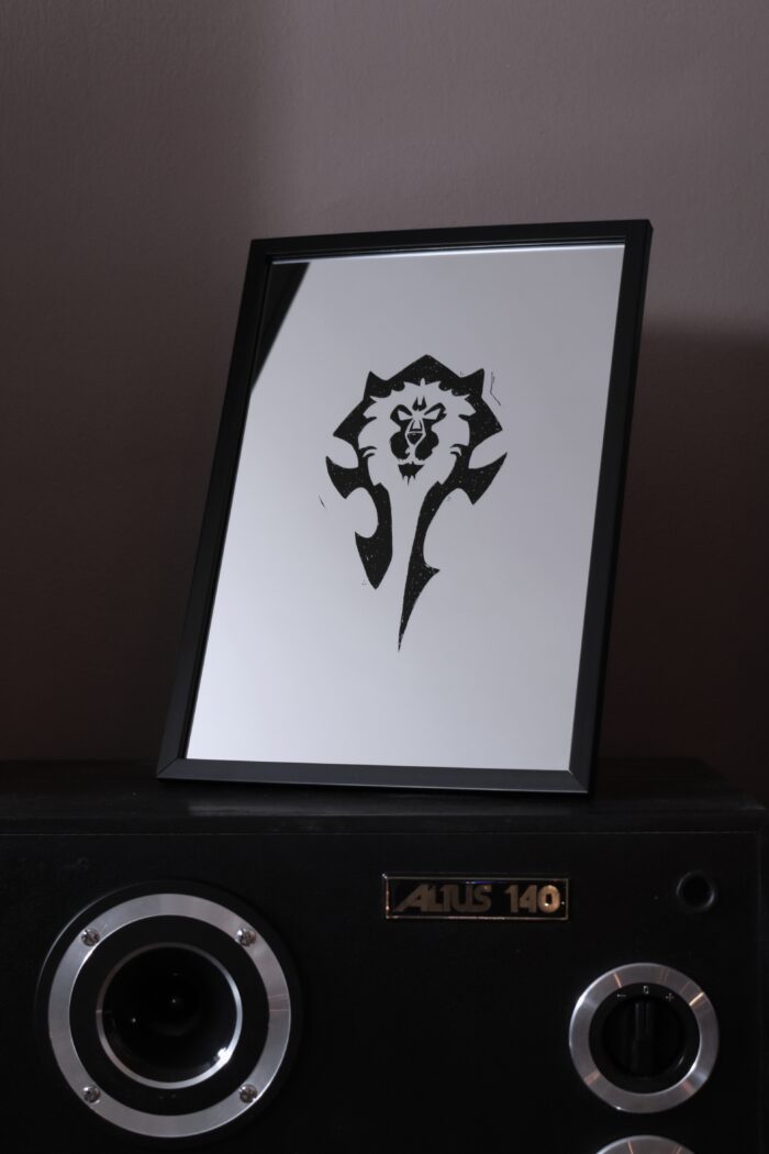 Lustro Dekoracyjne A4 w Czarnej Ramce ze Złotym Akcentem z Grawerem „Alliance vs Horde” Unikalne Rękodzieło dla Fanów World of Warcraft