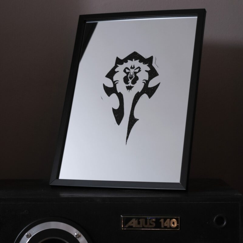 Lustro Dekoracyjne A4 w Czarnej Ramce ze Złotym Akcentem z Grawerem „Alliance vs Horde” Unikalne Rękodzieło dla Fanów World of Warcraft