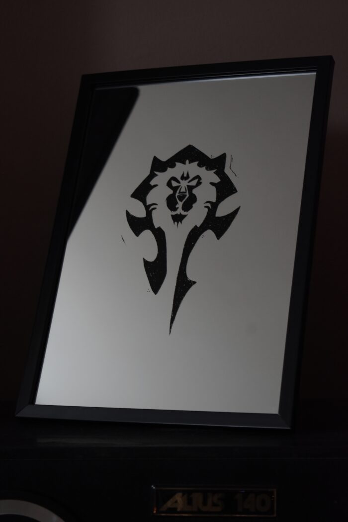 Lustro Dekoracyjne A4 w Czarnej Ramce ze Złotym Akcentem z Grawerem „Alliance vs Horde” Unikalne Rękodzieło dla Fanów World of Warcraft