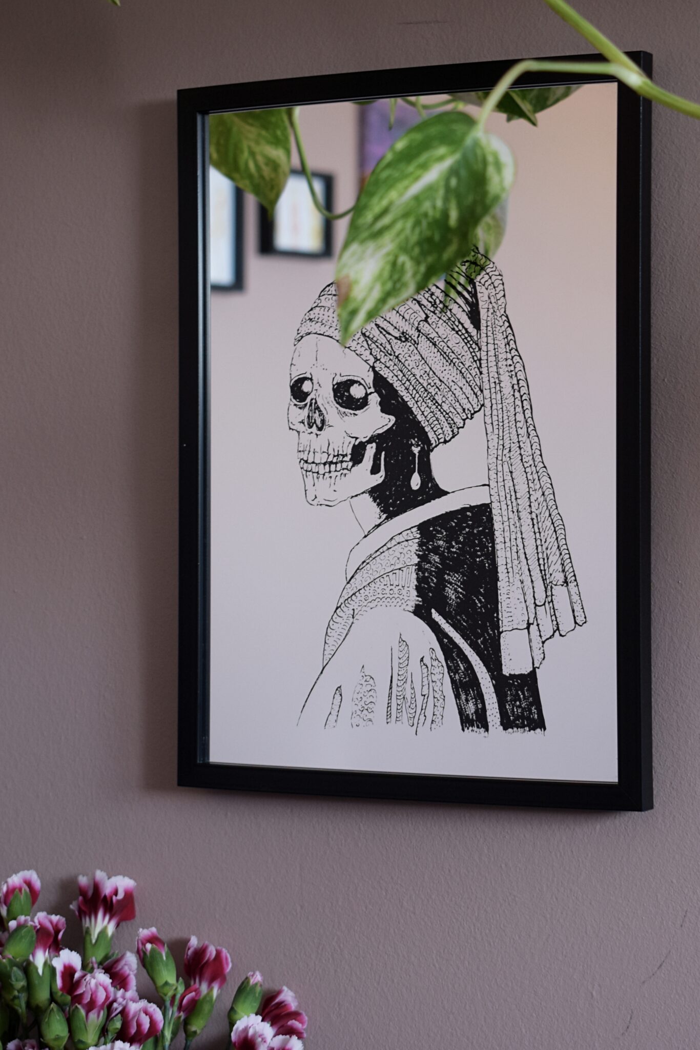 Lustro Dekoracyjne A4 w Czarnej Ramce z Grawerem „Dziewczyny z Perłą” z Czaszką