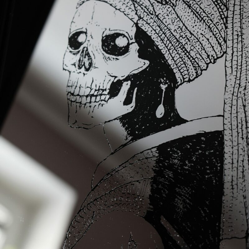 Lustro Dekoracyjne A4 w Czarnej Ramce z Grawerem „Dziewczyny z Perłą” z Czaszką