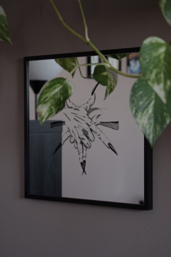 Lustro Dekoracyjne 30x30 cm w Czarnej Ramce z Grawerem „Uścisku Pentagramu”