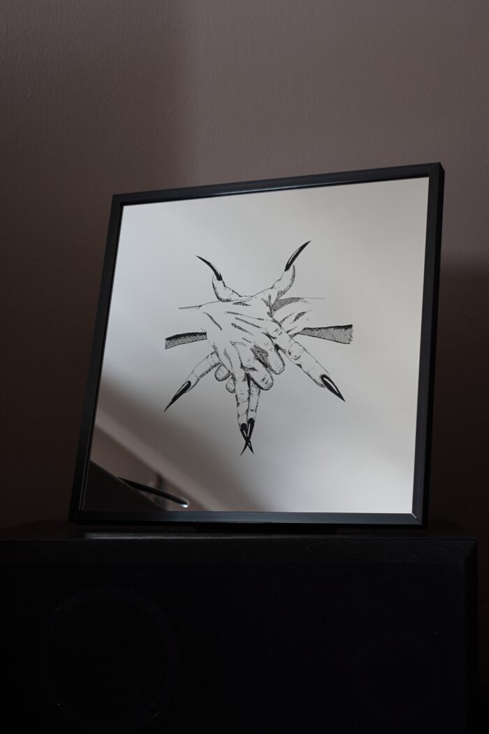 Lustro Dekoracyjne 30x30 cm w Czarnej Ramce z Grawerem „Uścisku Pentagramu”