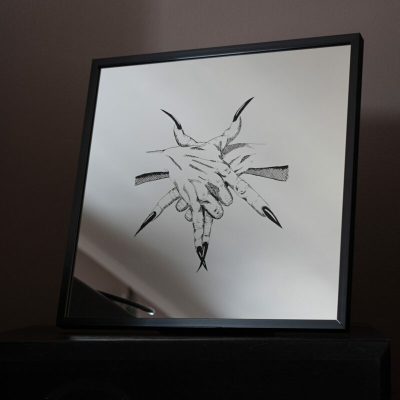 Lustro Dekoracyjne 30x30 cm w Czarnej Ramce z Grawerem „Uścisku Pentagramu”