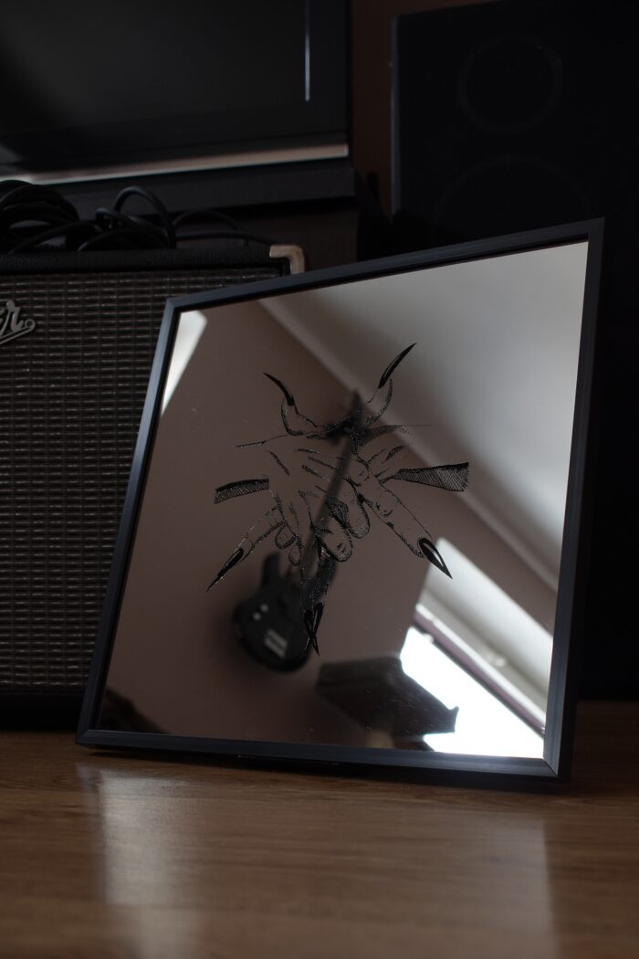 Lustro Dekoracyjne 30x30 cm w Czarnej Ramce z Grawerem „Uścisku Pentagramu”