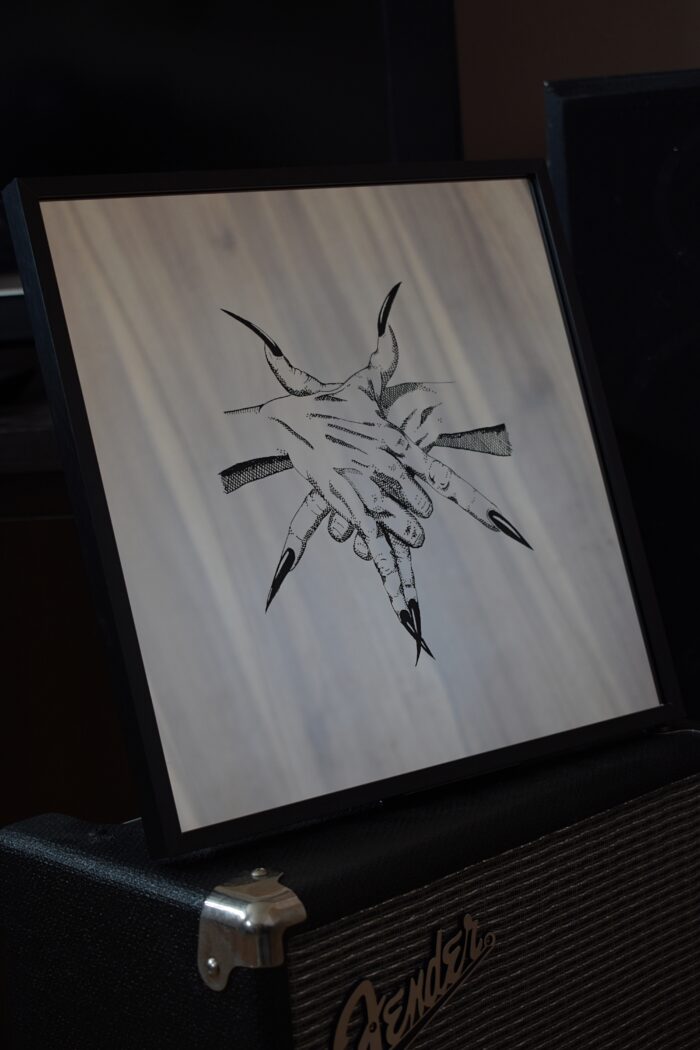 Lustro Dekoracyjne 30x30 cm w Czarnej Ramce z Grawerem „Uścisku Pentagramu”