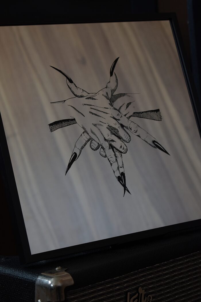 Lustro Dekoracyjne 30x30 cm w Czarnej Ramce z Grawerem „Uścisku Pentagramu”