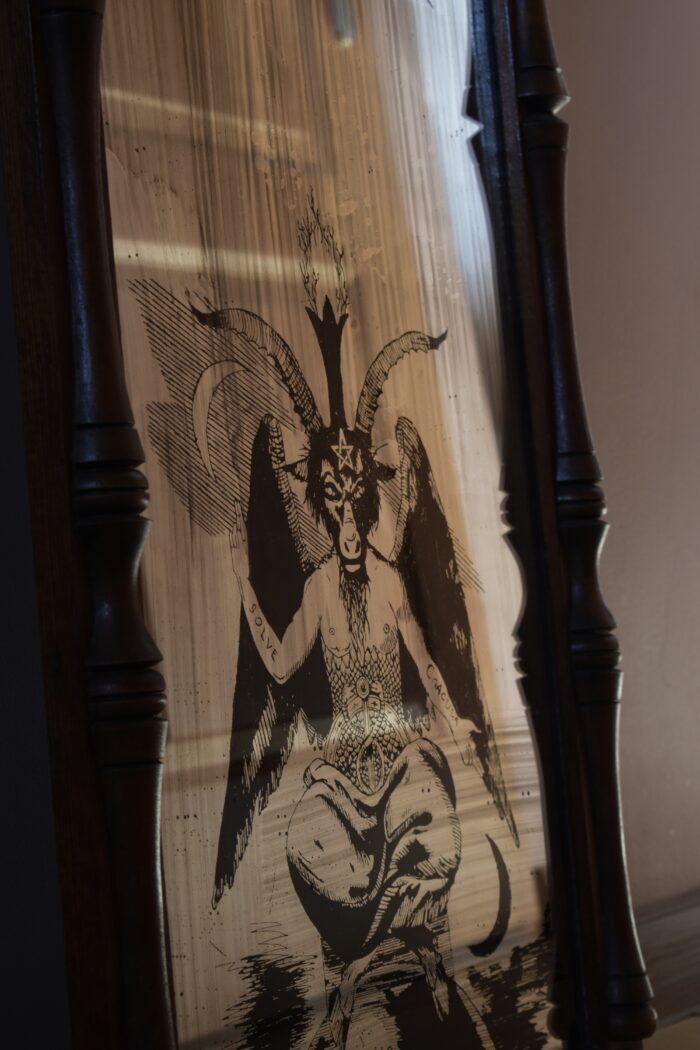 Lustro grawerowane ręcznie – Baphomet i tańczące kozły