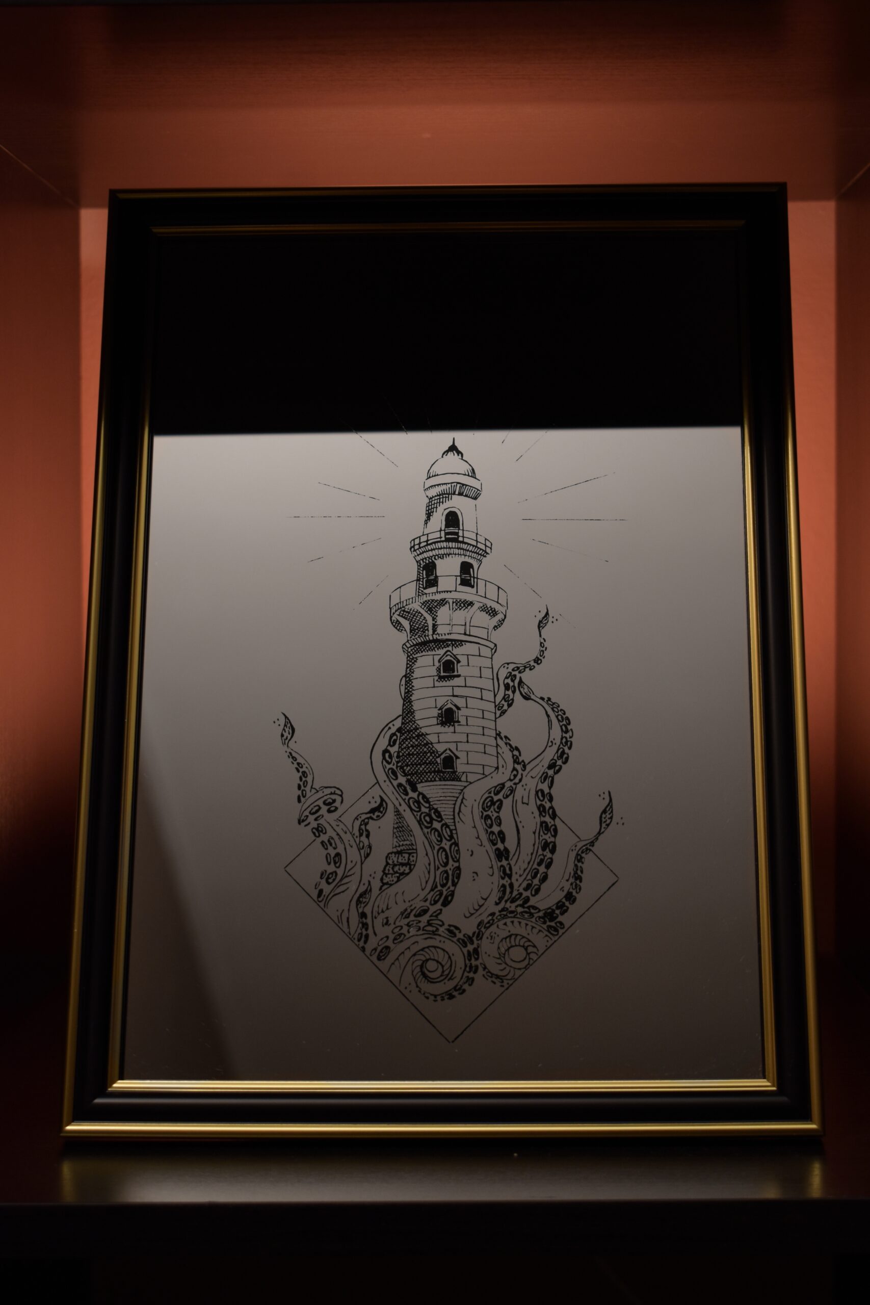 Lustro Dekoracyjne A4 w Czarnej Ramce z Grawerem Latarni Morskiej i Mackami Krakena – Unikalne Rękodzieło