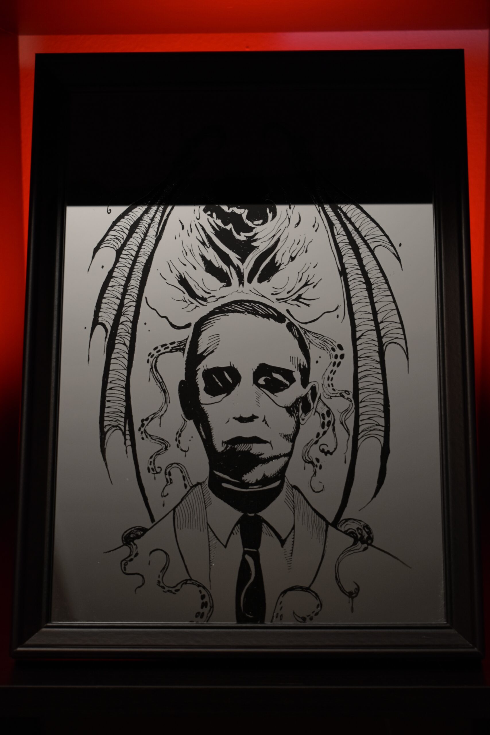 Lustro Dekoracyjne A4 w Czarnej Ramce z Grawerem Portretu Lovecrafta i Cthulhu