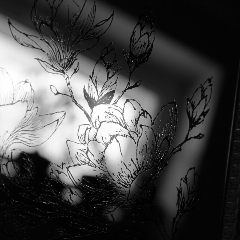 Lustro z grawerem kwiatów magnolii