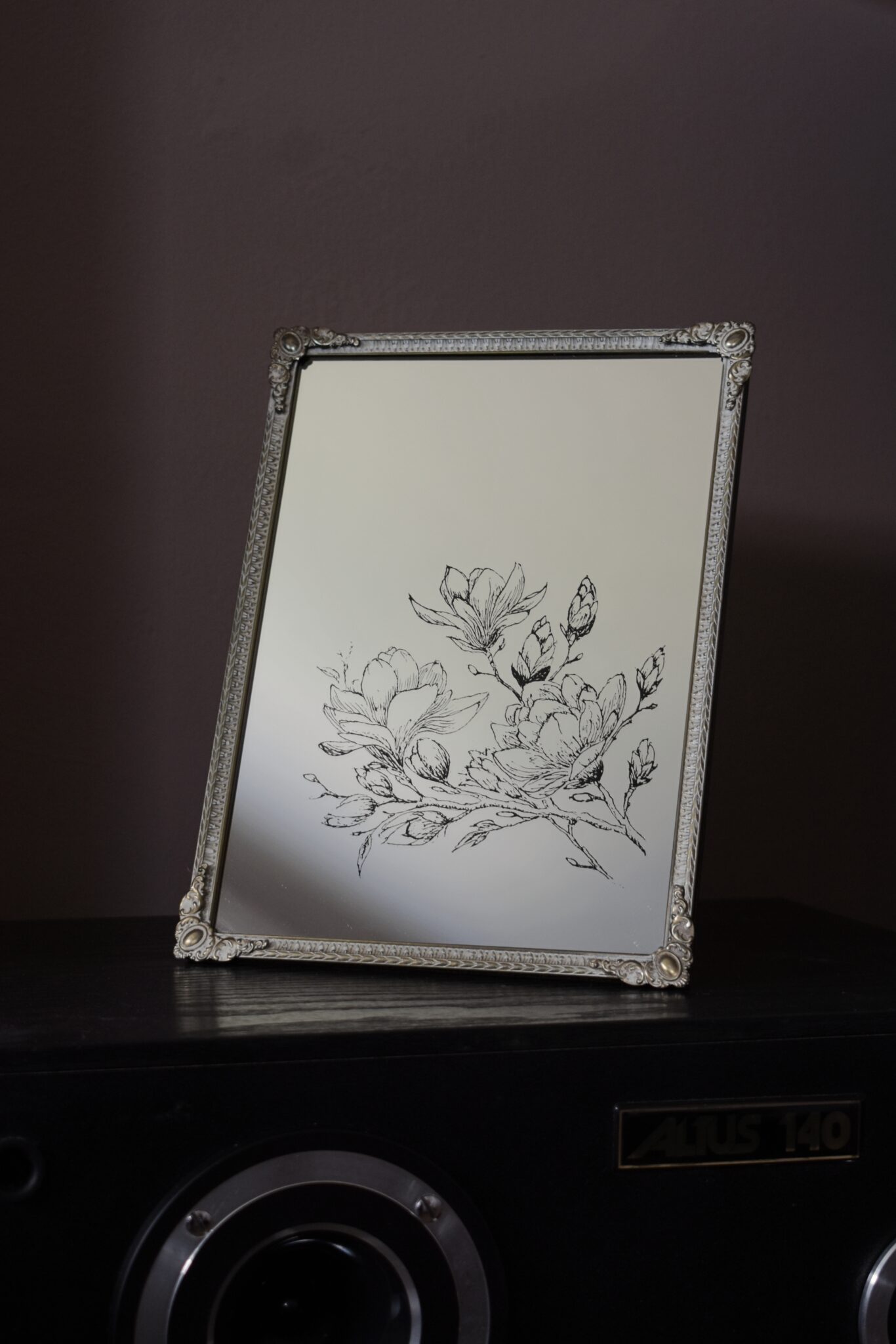 Lustro z grawerem kwiatów magnolii