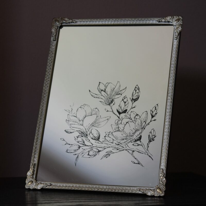 Lustro z grawerem kwiatów magnolii