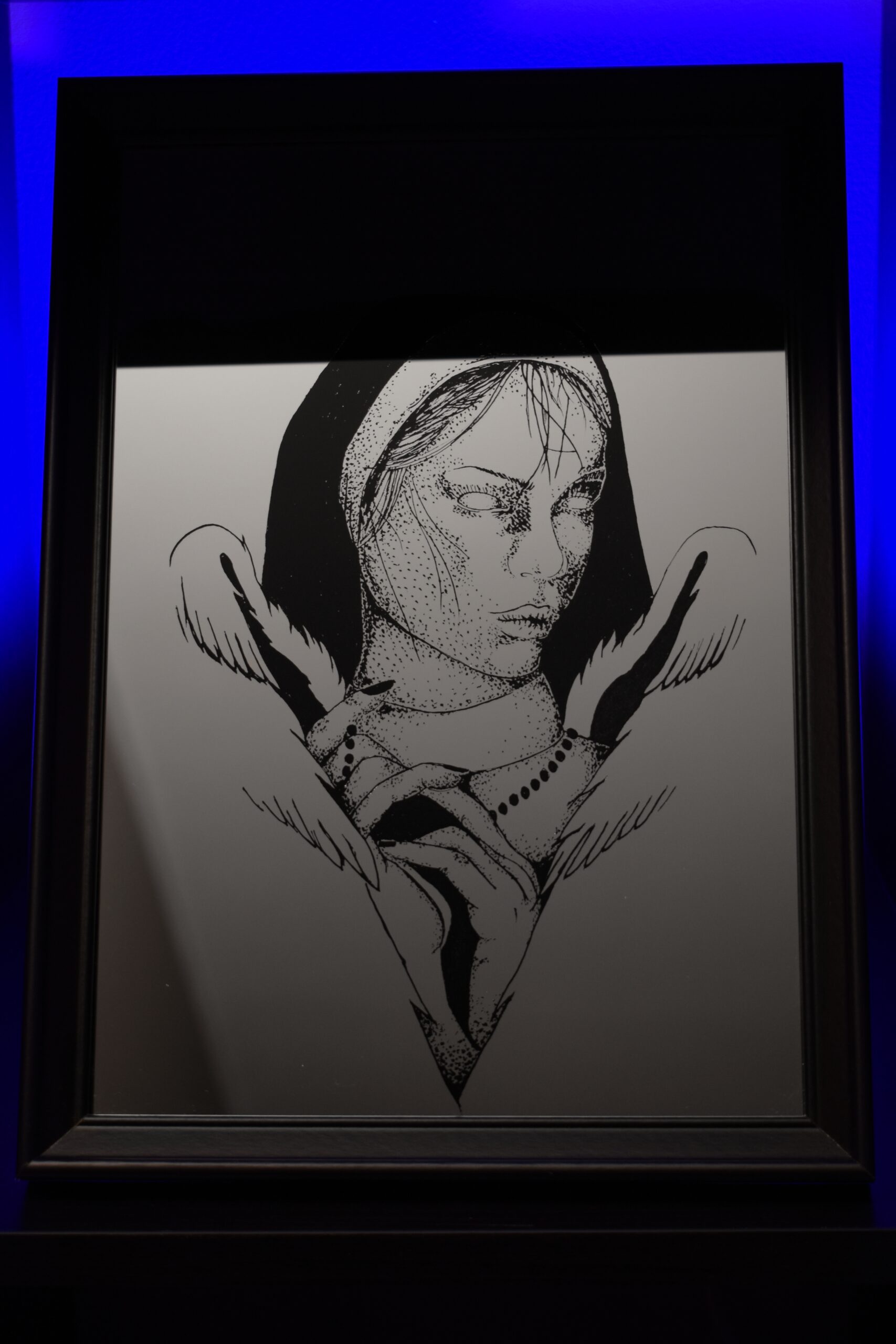 Lustro Dekoracyjne w czarnej ramce z grawerem zakonnicy