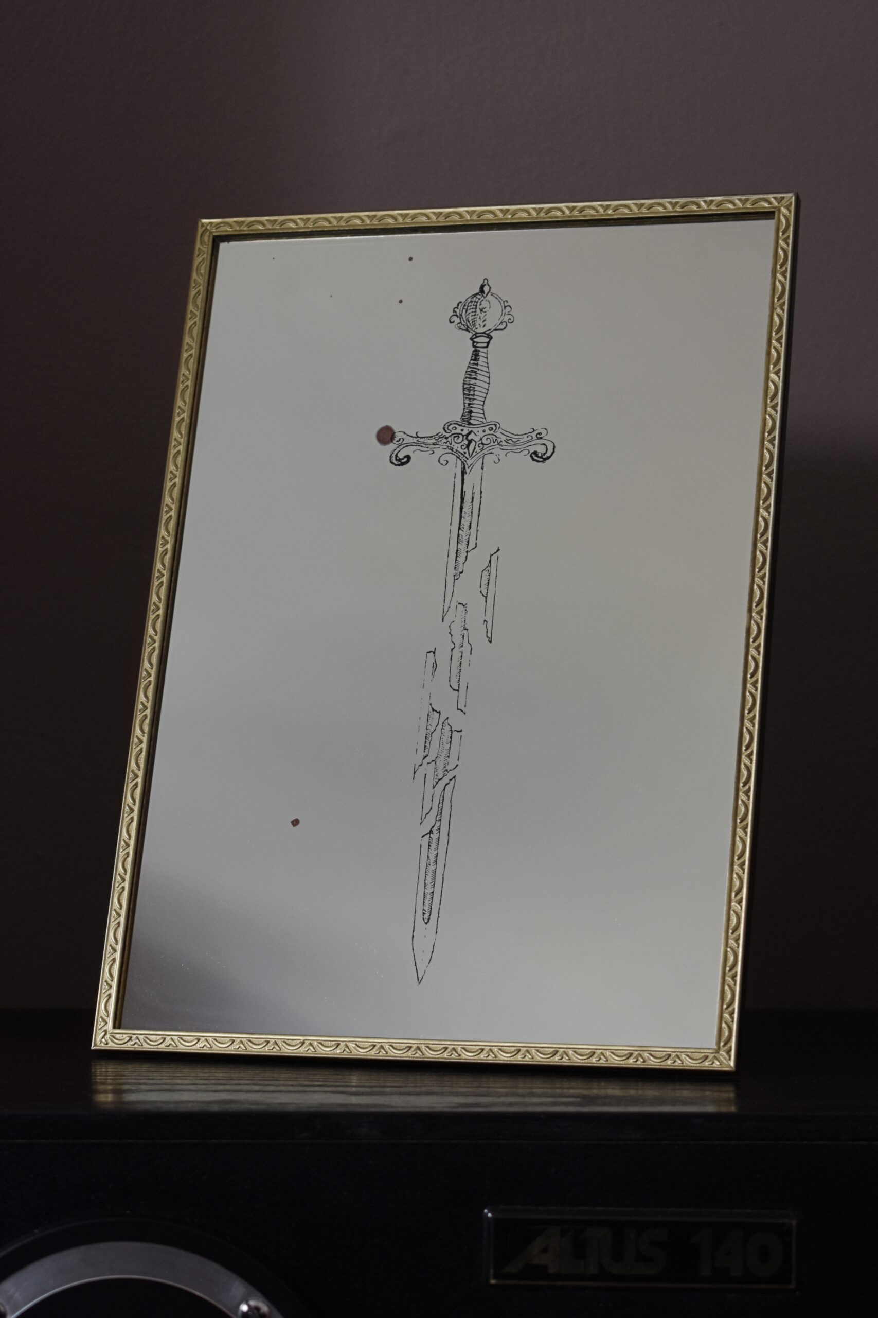 Lustro z Grawerem Pękniętego miecza