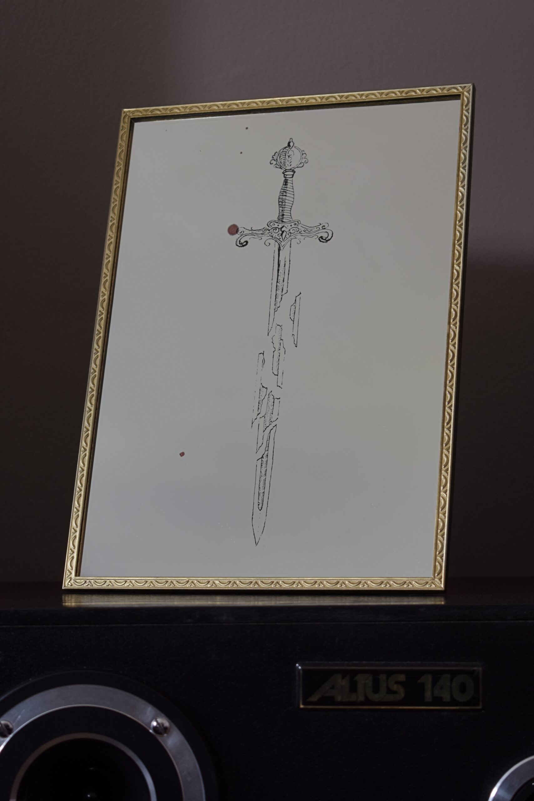 Lustro z Grawerem Pękniętego miecza