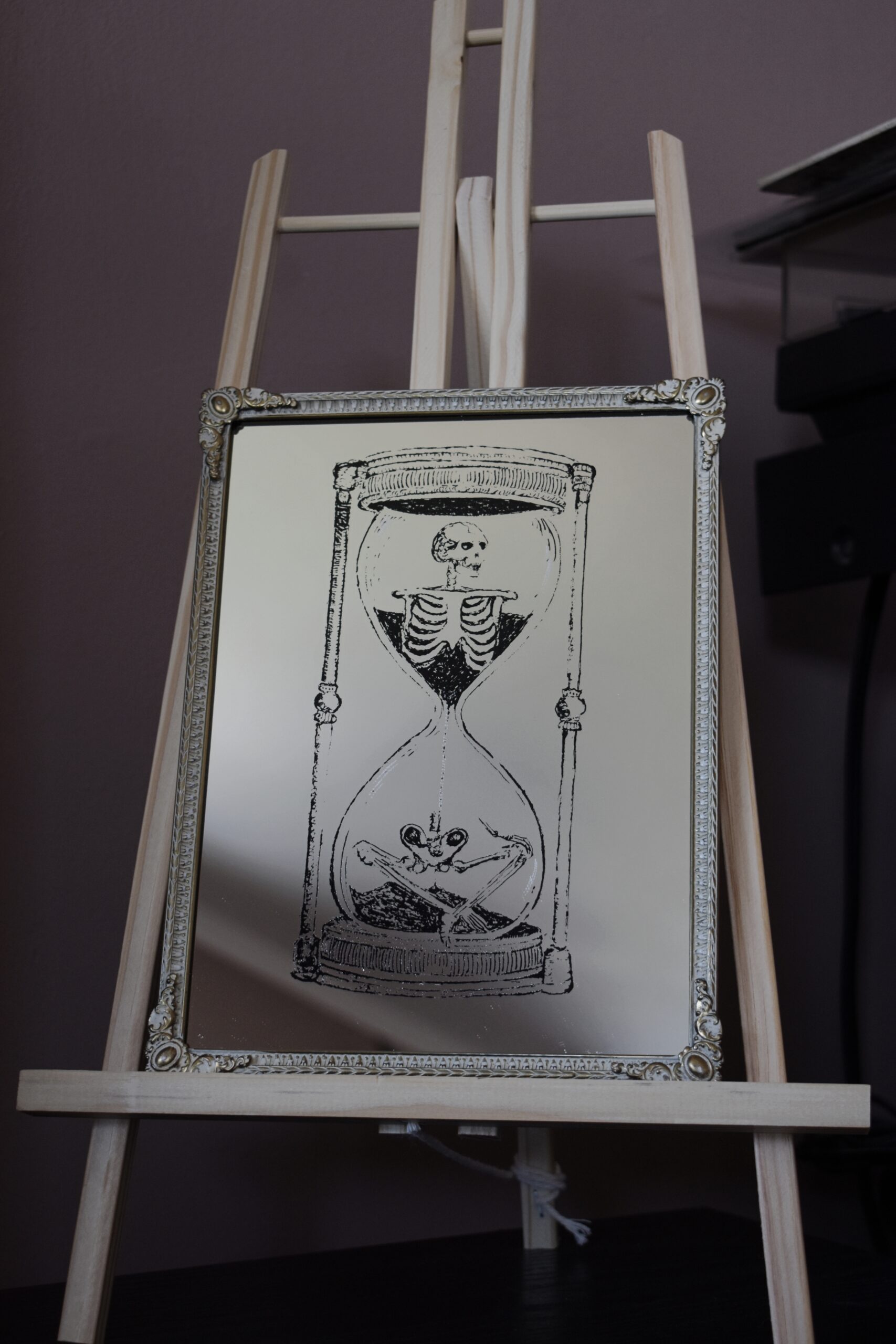 Małe Lustro Dekoracyjne w Antycznej Ramce z Grawerem Klepsydry