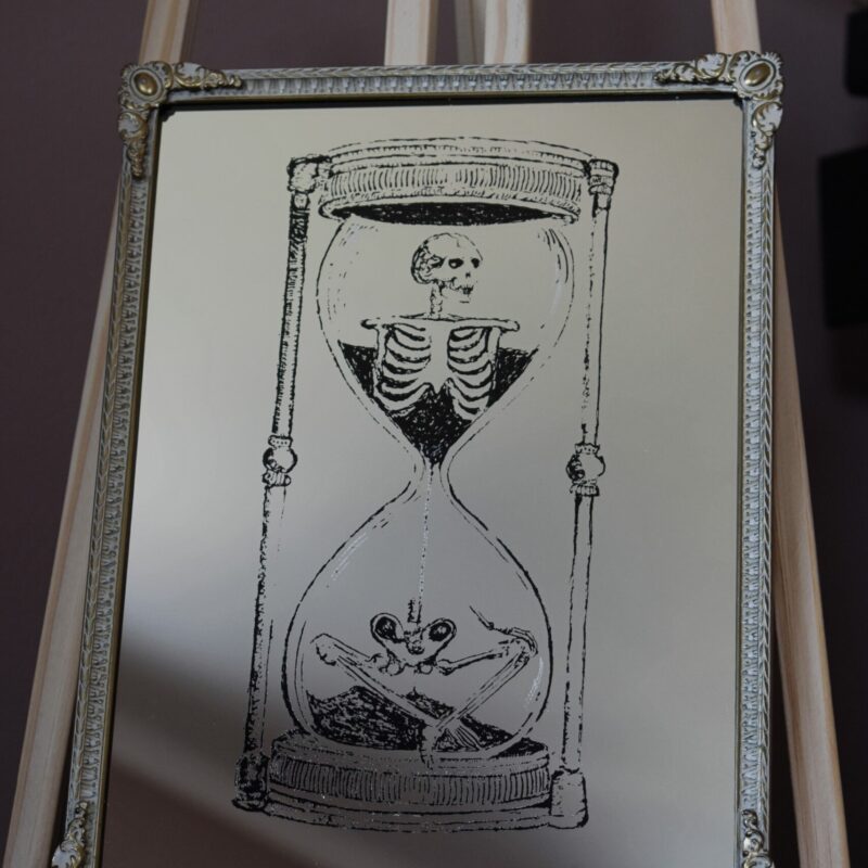 Małe Lustro Dekoracyjne w Antycznej Ramce z Grawerem Klepsydry