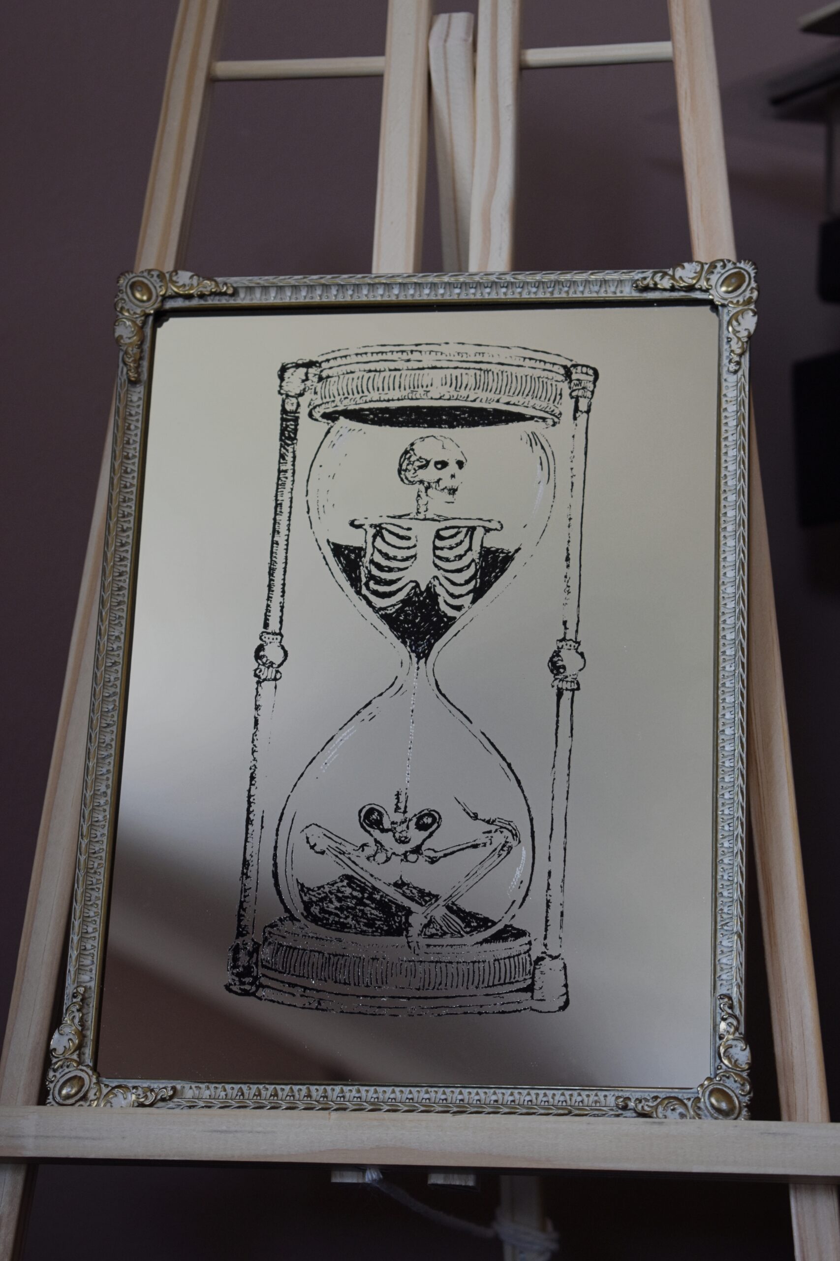 Małe Lustro Dekoracyjne w Antycznej Ramce z Grawerem Klepsydry