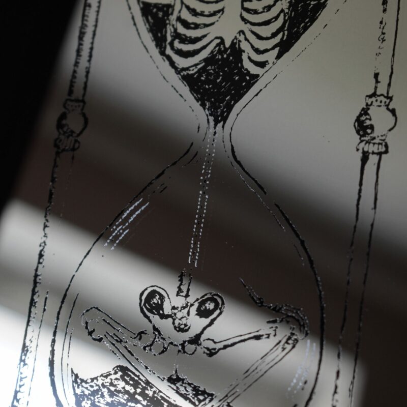 Małe Lustro Dekoracyjne w Antycznej Ramce z Grawerem Klepsydry